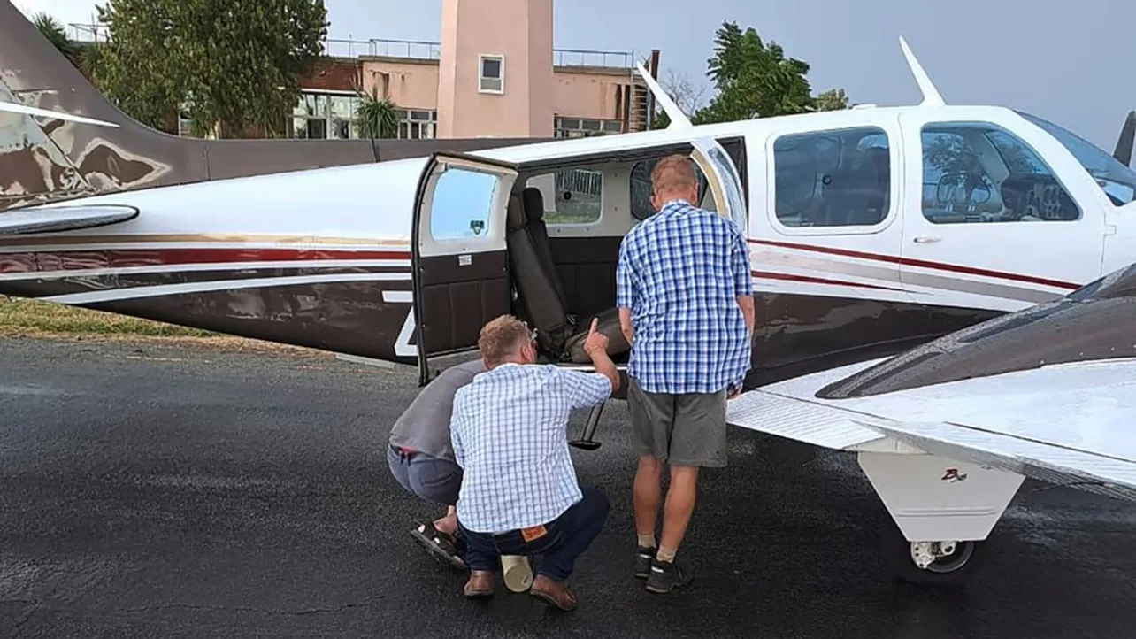 Cobra no avião: Piloto leva susto ao sentir algo frio deslizando nas costas