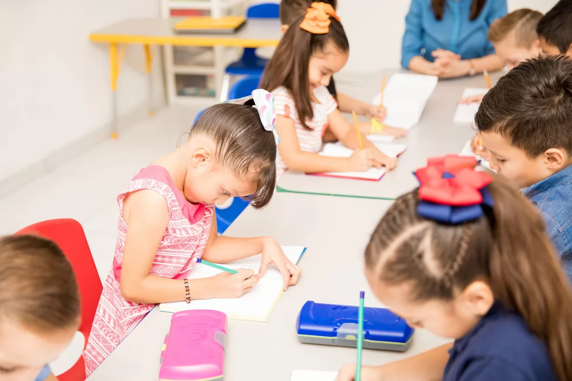 Volta às aulas com crianças na escola