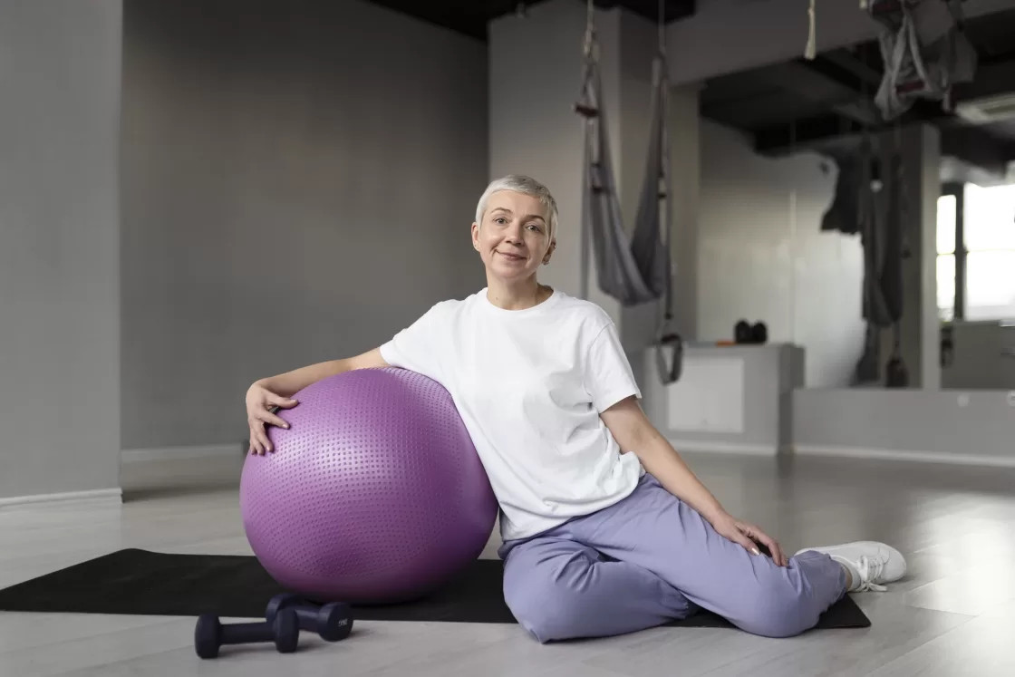 idosa fazendo pilates como bola