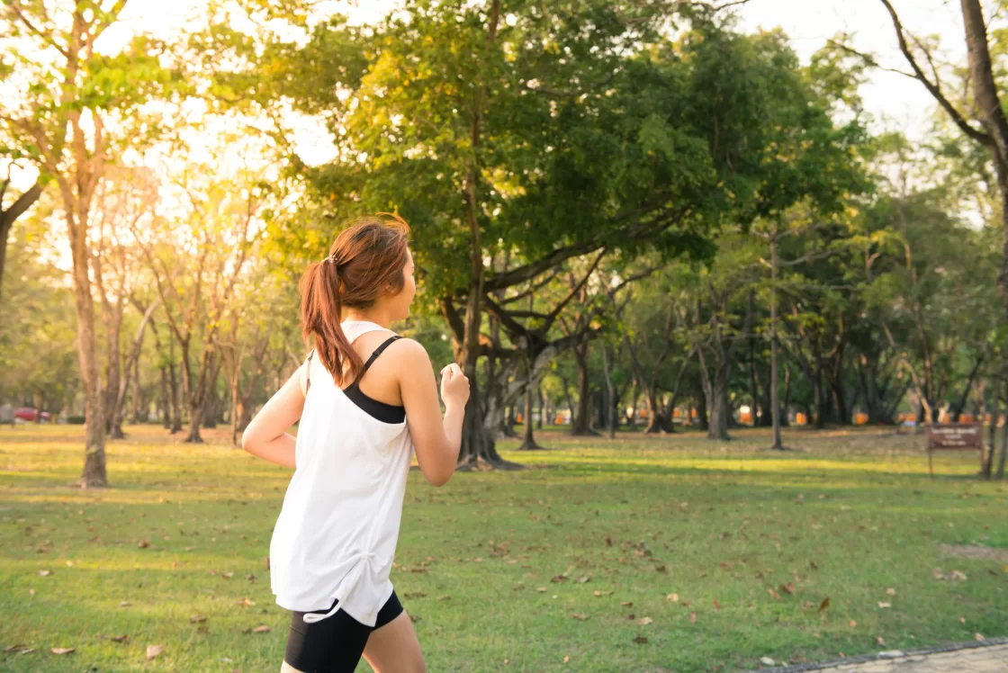 Mulher criando o hábito de correr