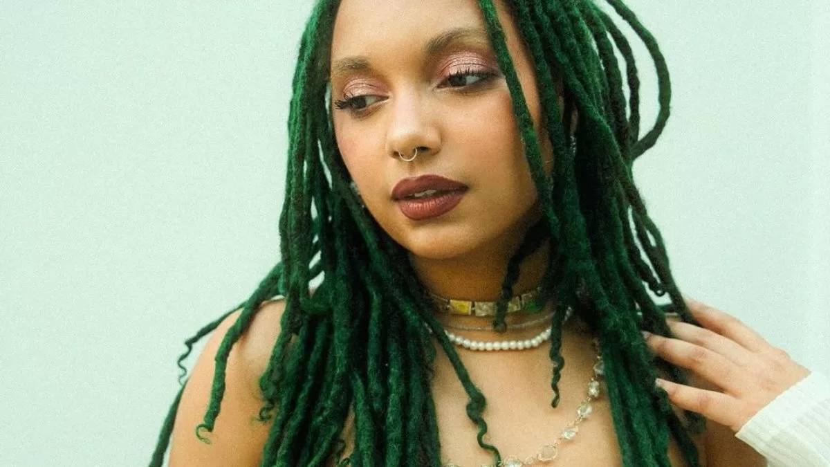 Conheça Nátaly Neri, rainha dos dreads verdes e influencer com mais de 600 mil seguidores