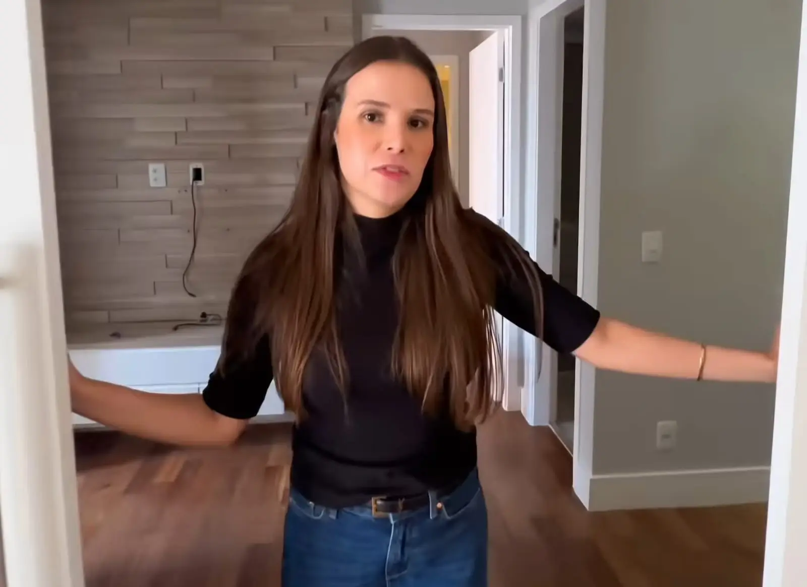 Jeniffer Castro em seu novo apartamento