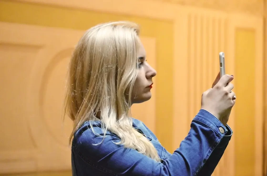 Internauta com o celular na mão