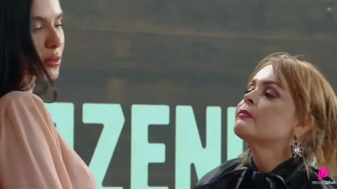 Gaby Spanic (à direita) agride colega de confinamento em A Fazenda (Foto: reprodução Play Plus)