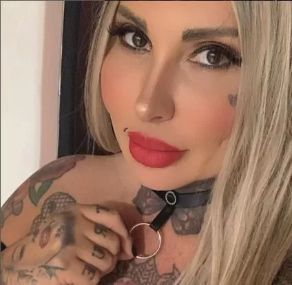Sabrina Boing Boing posa para câmera